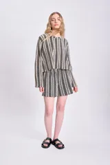 Short negro tejido al crochet con cintura elastizada.