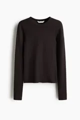 Remera entallada de manga larga con cuello redondo, confeccionada en punto de algodón.