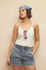 Short de jean azul con pinzas delanteras y doble botón en la pretina.