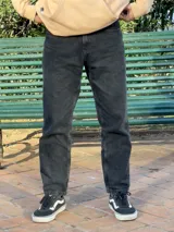 Pantalón de jean negro de corte recto.