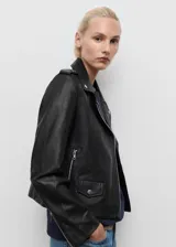 Chaqueta biker de piel ovino color negro, con cuello de solapa y cierre frontal de cremallera.