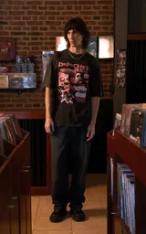 Remera de algodón premium con efecto nevado, corte oversize y cuello redondo. Presenta un estampado gráfico frontal de la banda Depeche Mode en tonos rosados y blancos.