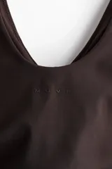 Cropped top deportivo color marrón, con escote en V, tirantes anchos y diseño ajustado, confeccionado en tejido funcional con tecnología SoftMove y DryMove.