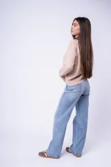 Poleron de cuello alto con diseño minimalista y corte relajado, confeccionado en tejido suave y abrigado.