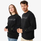 Buzo de cuello redondo en color negro, con diseño unisex. Presenta el logotipo de Caterpillar estampado en el pecho en tono sobre tono y un pequeño detalle de triángulo amarillo bordado en el puño de la manga izquierda. Cuenta con puños y bajo de punto elástico.