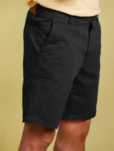 Bermuda de gabardina color negro, de corte clásico y diseño liso con bolsillos laterales.