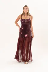 Vestido largo bordó con acabado brillante en el torso y tirantes finos, con falda larga semitransparente de tejido de red.