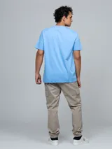 Remera de corte regular confeccionada en algodón, con cuello redondo y mangas cortas. Presenta un diseño minimalista con el logo de la marca bordado sutilmente en el pecho.