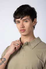 Chomba de manga corta en color blanco, con cuello clásico y cierre frontal de dos botones. Presenta un corte recto y diseño minimalista.