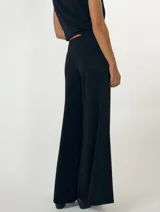 Pantalón Oxford con lurex color gris, de tiro alto y corte acampanado.