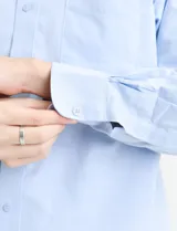 Camisa de tejido Oxford con cuello button-down, manga larga y bolsillo frontal. Presenta botones al tono y un corte clásico.