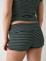 Short de dormir confeccionado en algodón elastizado con diseño de rayas horizontales en tonos rosados y blancos, y cintura ancha de doble tela.