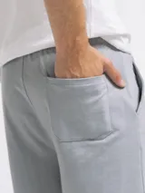 Short de felpa color negro, con cordón ajustable en la cintura y corte casual.