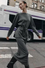 Jersey de punto liso con cuello redondo y manga larga, confeccionado en un tejido de tacto suave.