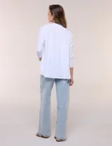 Cárdigan blanco de manga tres cuartos, con diseño abierto en estilo cascada y ruedo irregular.