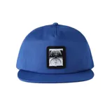 Gorra de visera plana color azul con parche frontal negro que contiene dos imágenes en blanco y negro, posiblemente resonancias magnéticas o escaneos cerebrales.