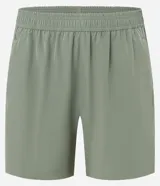 Bermuda deportiva masculina color verde oliva, confeccionada en poliéster y elastano. Posee cintura elástica con cordón interno ajustable y estampa reflectante en el lateral. Ideal para actividades deportivas.