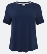 Blusa básica de viscosa color azul marino, con cuello redondo y mangas cortas de diseño cuadrado sin sisas.