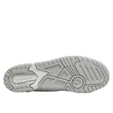 Championes urbanos New Balance modelo 550, color blanco con detalles en gris claro. Presentan un diseño de silueta baja inspirado en el básquet de los años 80, con empeine de cuero sintético y suela de caucho.