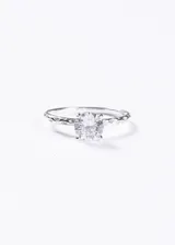 Anillo cintillo de plata 925 con una piedra central redonda y zirconias laterales.