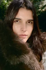 Chaleco de cuello subido y manga sisa, color marrón oscuro, con efecto pelo. Incluye bolsillos laterales ocultos en la costura y forro interior combinado. El cierre frontal es con ganchos metálicos forrados.