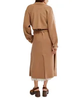 Tapado largo de lana color tostado con diseño tipo trench. Presenta solapas anchas, cierre frontal con botones, bolsillos laterales y detalle de trabas con botones en los puños.