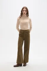 Pantalon de pana color verde oliva, de corte recto y tiro medio, con bolsillos laterales y cierre frontal.