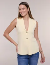 Chaleco de punto fino amarillo con escote en V, solapa tipo blazer, sin mangas y cierre frontal con dos botones dorados.