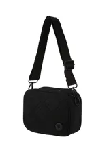 Bandolera de lona negra con diseño acolchado en rombos, cierre superior y correa ajustable con detalles de la marca.
