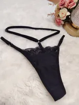 Tanga de lycra negra con detalles de encaje en la parte superior y tiras regulables en los laterales y cintura.