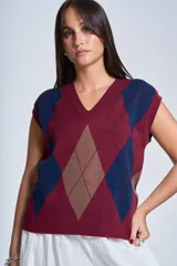 Chaleco tejido con patrón de rombos en bordeaux, azul y marrón. Con cuello en V y sin mangas.