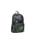 Mochila New Balance con estampado de camuflaje en tonos grises y verde oscuro. Tiene un bolsillo frontal verde con el logo de New Balance en gris.