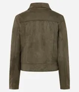 Campera biker de gamuza sintética color verde militar, con cuello de solapa, cierre delantero diagonal y bolsillos con cremallera.