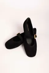 Ballerinas de gamuza color marrón con punta redondeada, tira sobre el empeine y hebilla metálica dorada decorativa.