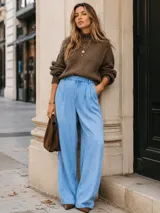 Pantalón de vestir tiro alto y pierna recta, confeccionado en suave tela chambray celeste, con diseño plisado en la cintura y bolsillos laterales.
