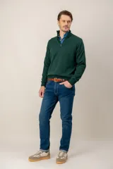 Sweater de lana merino con cuello alto y cierre frontal parcial, de diseño clásico y ajuste regular.