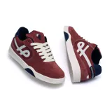 Championes urbanos Öus modelo Cuoro, color bordó con detalles en blanco y azul marino. Confeccionados en gamuza y malla, con logo lateral característico y suela de goma blanca.
