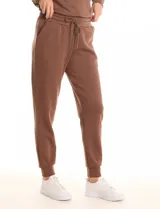 Pantalón tipo jogger de la marca Match Fit, con cintura elástica ajustable mediante cordón, bolsillos laterales y puños elásticos en los tobillos.
