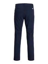 Pantalón chino de corte slim y tiro medio, color azul marino, con cierre de cremallera y botón frontal. Confeccionado en tejido de algodón con elastano.