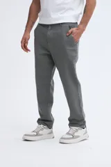 Pantalón de lino color gris oscuro, corte recto y bolsillos laterales, confeccionado en mezcla de lino y algodón.