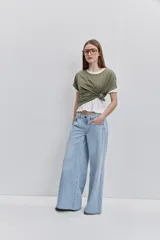 Jean wide leg de tiro medio, con pierna amplia de caída recta, diseño de cinco bolsillos, pasacintos y cierre frontal con botón y cremallera.