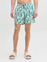 Short de baño con estampado de rayas verticales verdes y blancas sobre el cual se superponen dibujos de temática marina. Cuenta con cintura elástica con cordón de ajuste y bolsillos laterales.