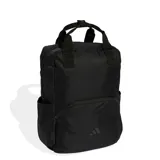 Mochila Adidas color negro con diseño minimalista, compartimento principal con cierre, bolsillo frontal con cierre y bolsillos laterales abiertos. Incluye asas superiores para llevar como bolso y logo de la marca tono sobre tono en el frente.