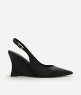 Zapato tipo slingback de color negro con acabado liso. Presenta punta fina, tira trasera ajustable con hebilla metálica y un diseño de taco anabela integrado a la suela.