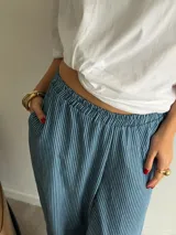 Pantalón de jean fino de corte recto y holgado, con diseño a rayas y cintura elástica.