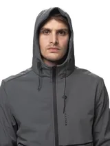 Campera softshell negra con capucha ajustable, cierre frontal completo y bolsillos laterales con cierre. Presenta puños con ajuste de velcro y logo de la marca estampado en el pecho.