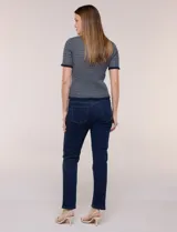 Cardigan de punto con textura Jacquard, cuello camisero, manga corta y cierre frontal con botones metálicos. Presenta bolsillos decorativos en el pecho.