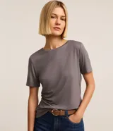 Blusa básica Cortelle tipo t-shirt de color gris, con escote redondo y manga corta.