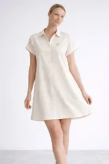 Camisa de corte holgado confeccionada en viscosa suave y liviana, con cuello clásico, cierre frontal de botones y mangas cortas con dobladillo. Cuenta con bolsillos laterales prácticos.