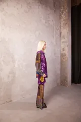 Pantalón de tiro medio con cintura elástica y corte oxford acampanado, confeccionado en tela con estampado multicolor de motivos barrocos y geométricos.